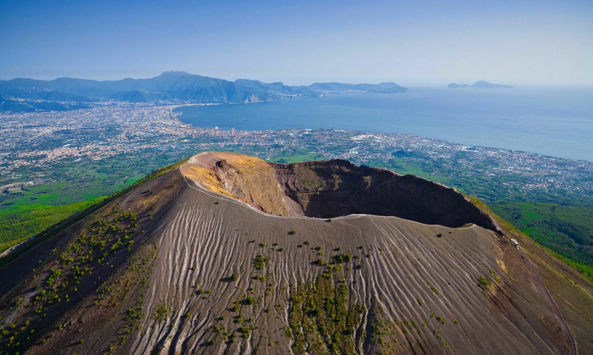 Mt vesuvius. Вулкан Везувий в Италии. Вулкан гора Везувий. Неаполь Везувий. Гора Везувий Неаполь.