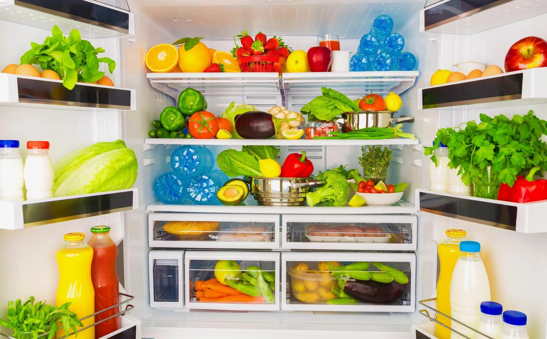 Сколько хранить салат в холодильнике. Холодильник с продуктами. Холодильник внутри. Открытый холодильник с продуктами. Холодильник с зоной для овощей и фруктов.