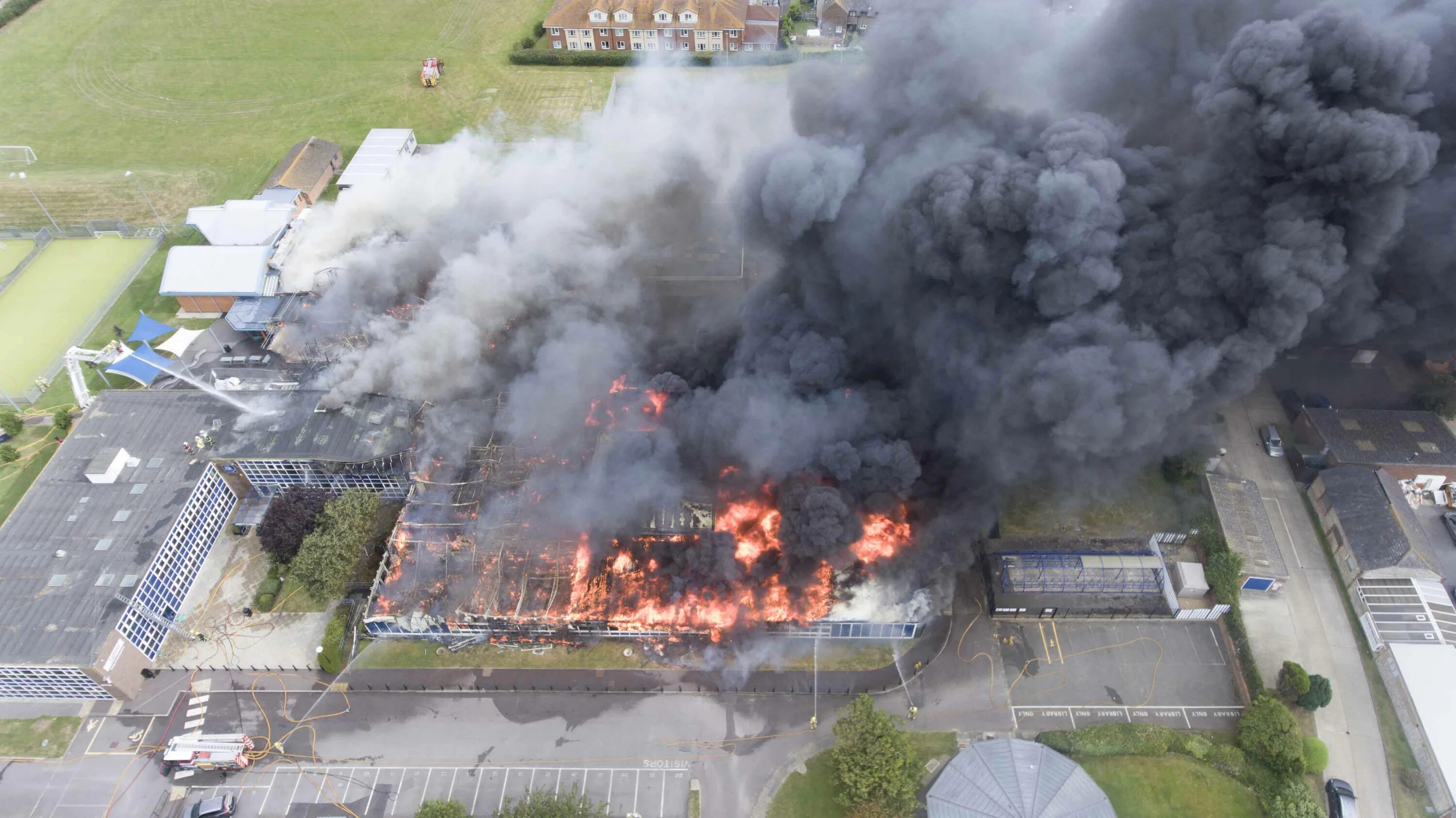 Взрыв школы видео. Пожар в Британии. Кола взрывается. Пожар в школе.