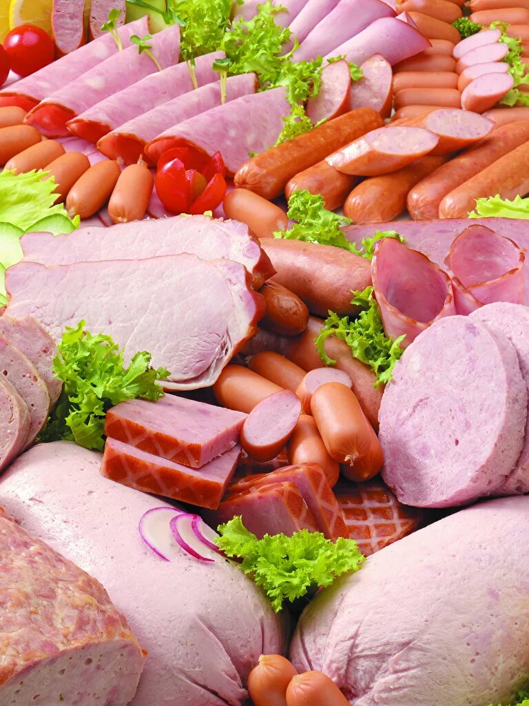 колбаса сырокопченая брестский мясокомбинат. колбаса рубленая дугушка стародворье. реклама колбасы 2023. мясные продукты. колбаса копченая баварушка.