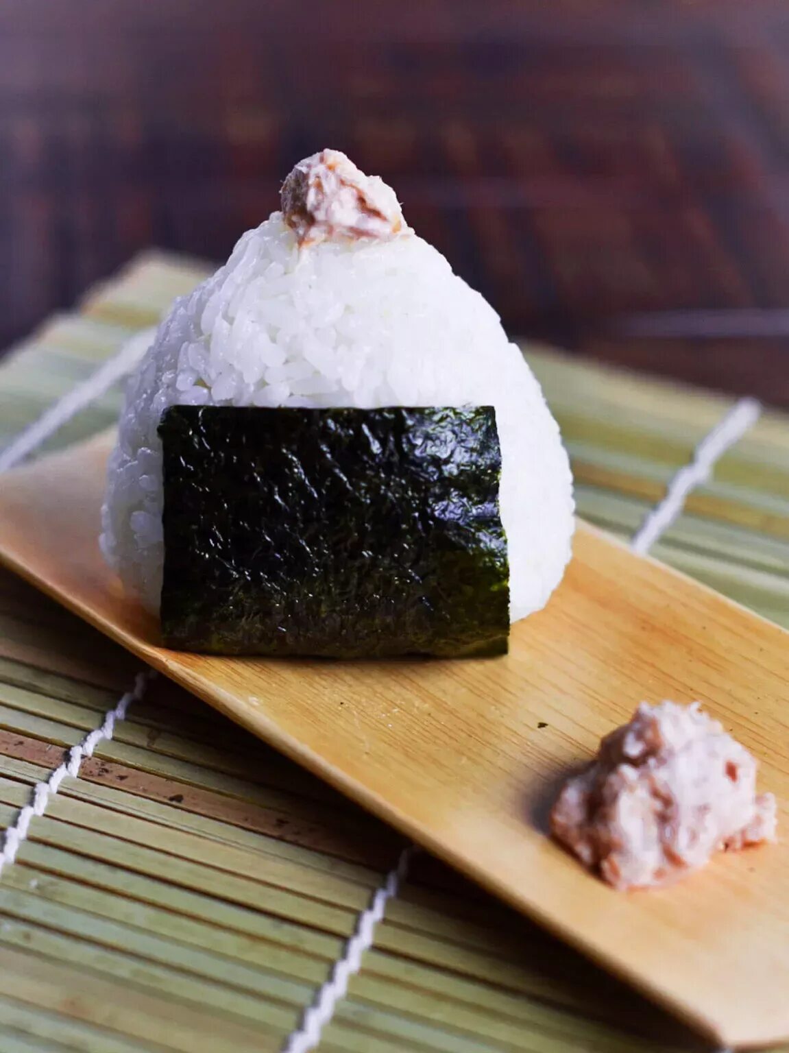 онигири япончик. онигири омусуби. онигири бегемаг. онигири искушение. онигири геншин.