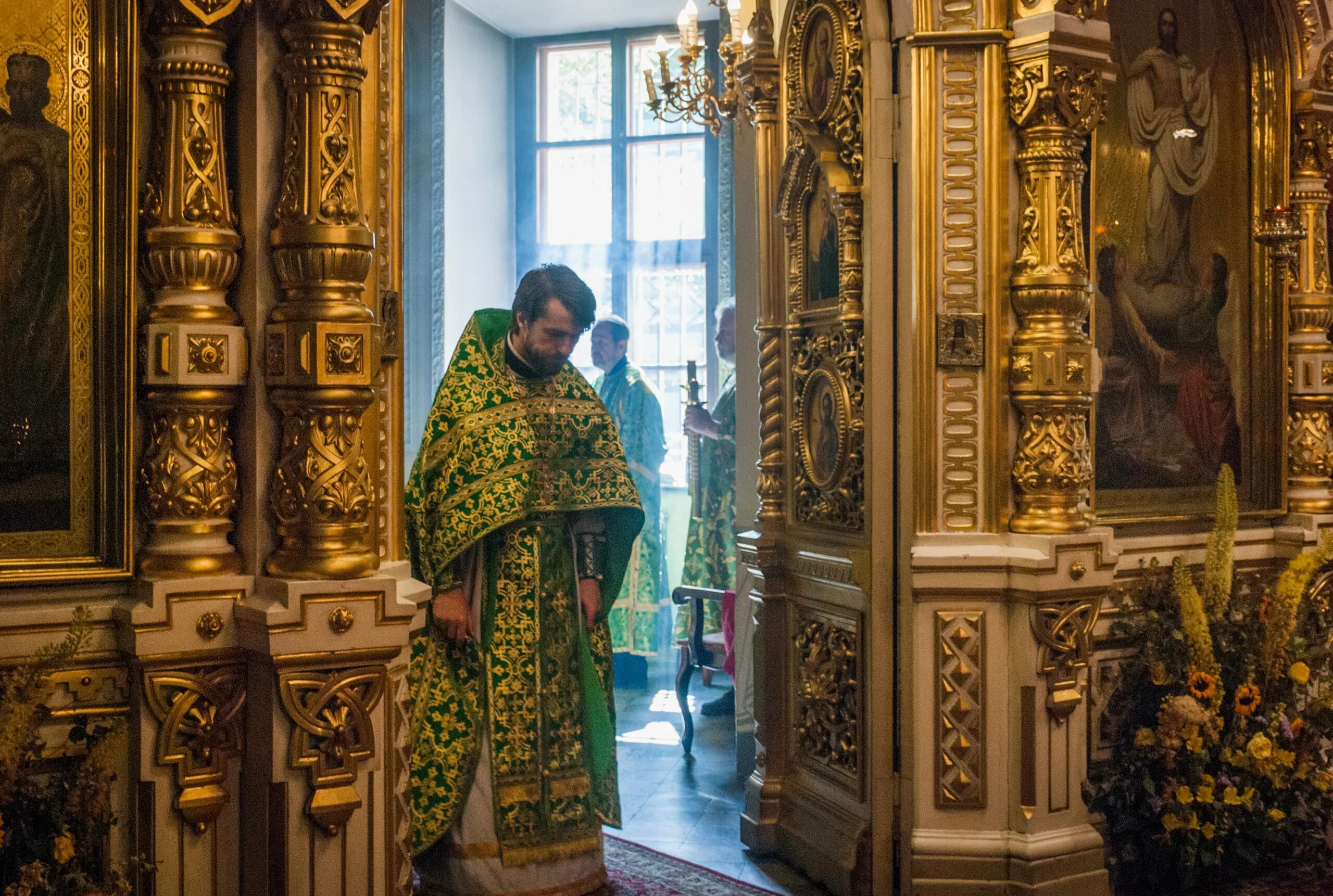 Иисус в церкви. Храм Воскресения Словущего. Храм Воскресения Словущего в Сокольниках. Храм Воскресения Христова в Сокольниках иконы. Воскресение словущего брюсов переулок расписание богослужений