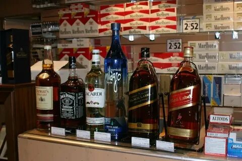 Виски в магазине красное и белое