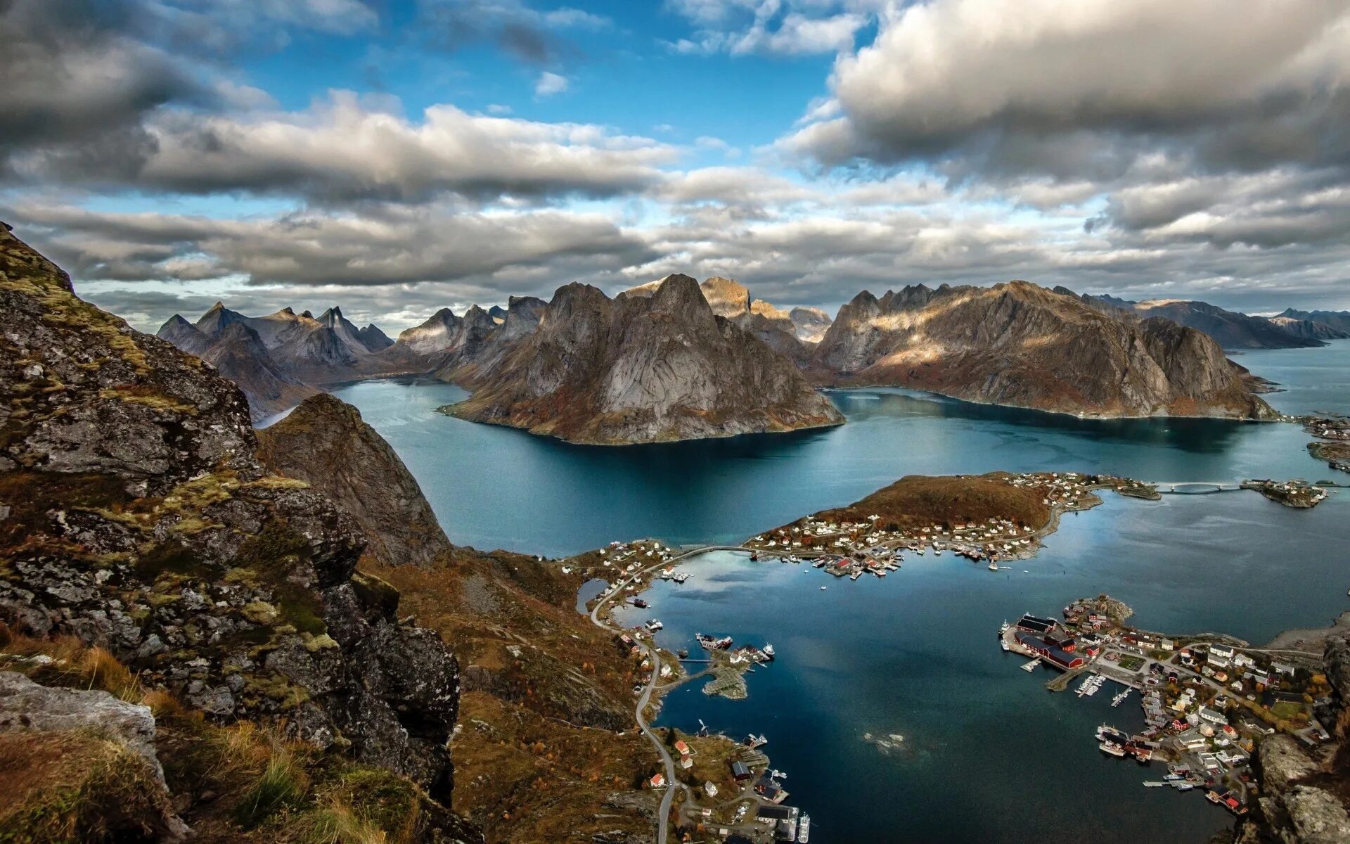 морские заливы норвегии. лофотенские острова пляж. лофотенские острова, норвегия. пенинсула полуостров. морские заливы норвегии.