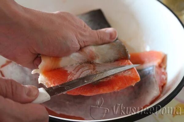 Рецепт как правильно посолить форель. Вкусный посол форели. посол форели в домашних. форель морская малосольная. рассол для форели в домашних.
