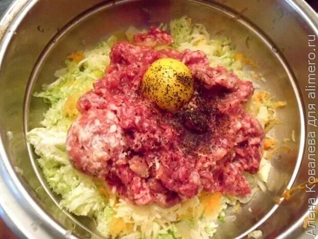 Приготовить фарш с пекинской капустой. Котлеты с капустой и фаршем. котлеты из пекинской капусты. котлеты с пекинской капустой. капуста через мясорубку для котлет.