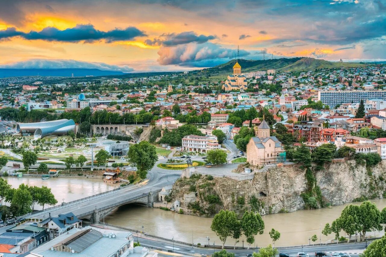 Tbilisi city. Грузия город Тбилиси. Грузия Тбилиси достопримечательности. Грузия Тбилиси центр города. Столица Грузии Тбилиси фото.