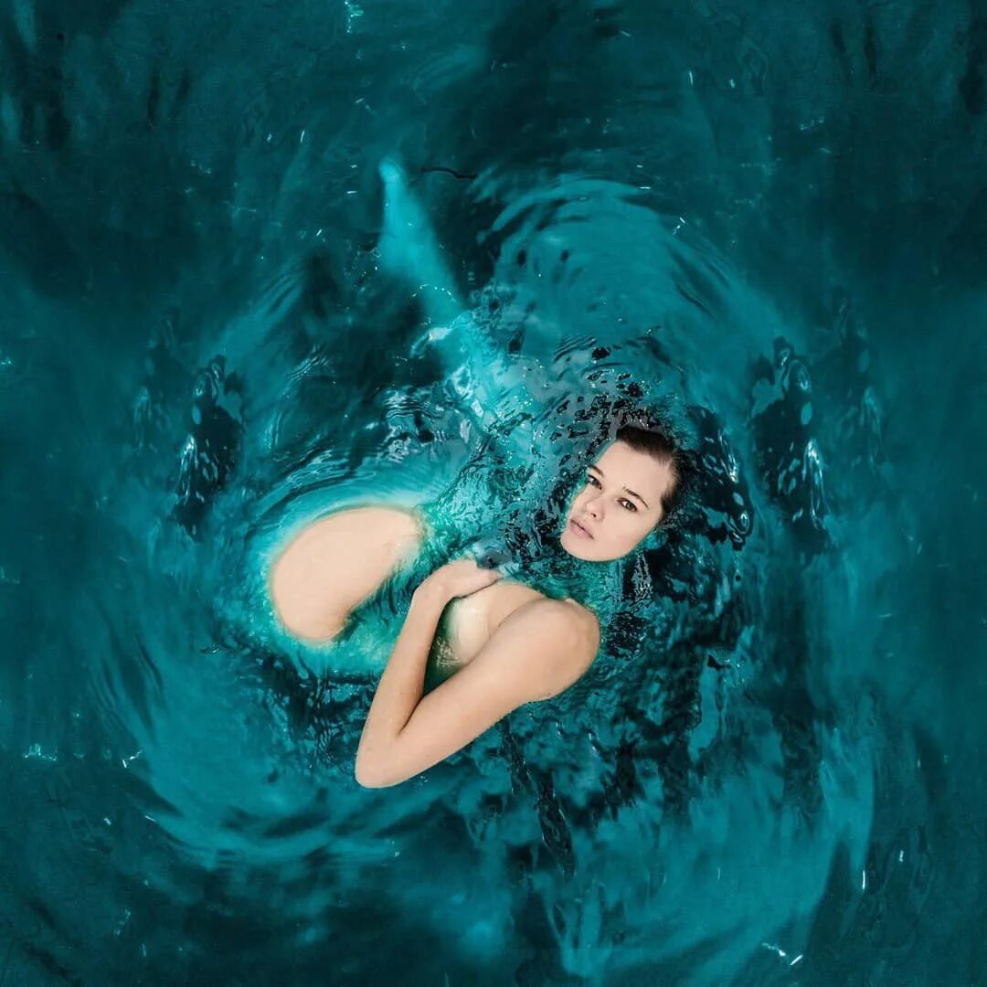 Девушка под водой. Девочка вода. Женщина вода. Алина авхадиева топлесс. Красивые девушки в воде.