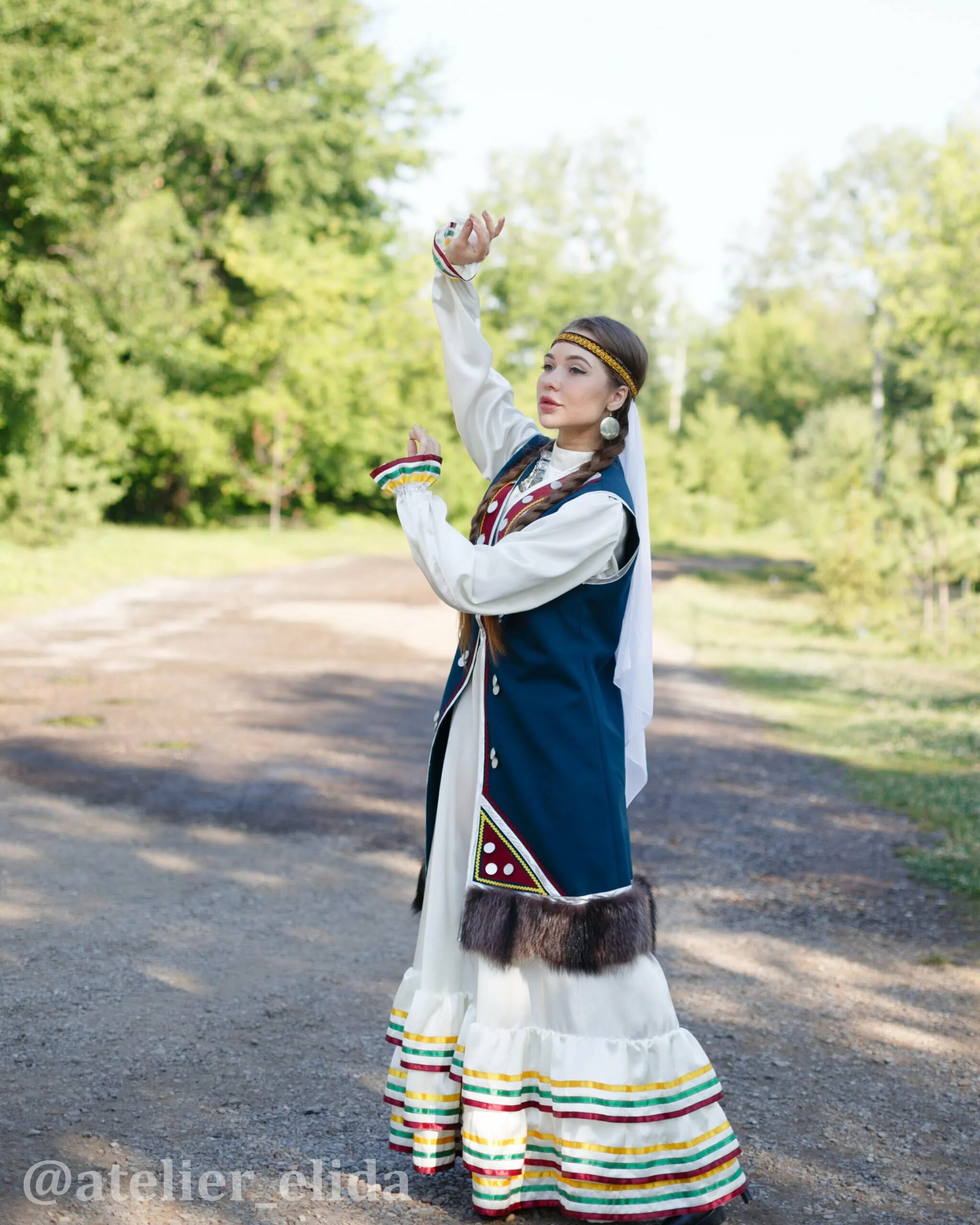 Башкирский костюм. Головной убор башкиров башкиров. Костюмы башкирских девушек. Камалиева башкирский костюм. Костюмы башкирских девушек.