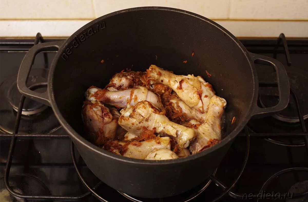 Курица в кастрюле в духовке. Жаркое в духовке с курицей. Курочка в духовке. Курица в кастрюле в духовке. Сочная курица в духовке.