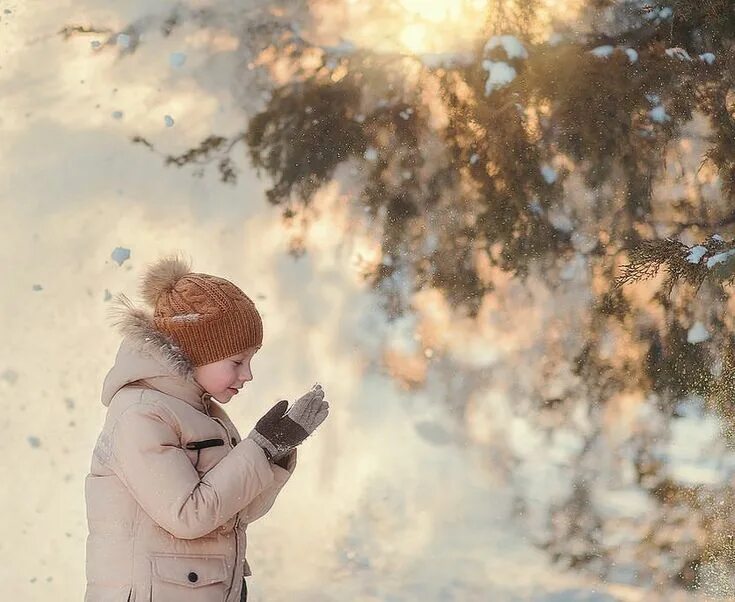 Первый снег детям. Первый снег дети. Ноябрь для детей. Радость мальчиков зимой. Алена Власко фотограф.