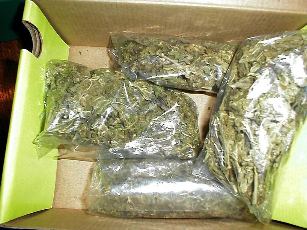4 кг травы. Солома овса. 100 кг травы. Мешок конопли. Гашиш в пакетике.