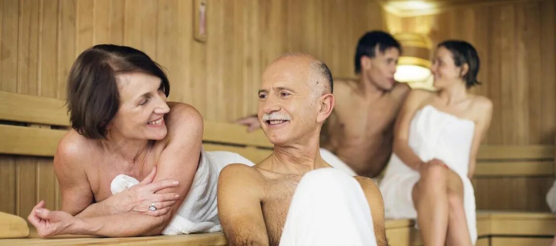 Пар в бане. Семейный поход в сауну запретное. В бане запрещается. Mom Sauna.