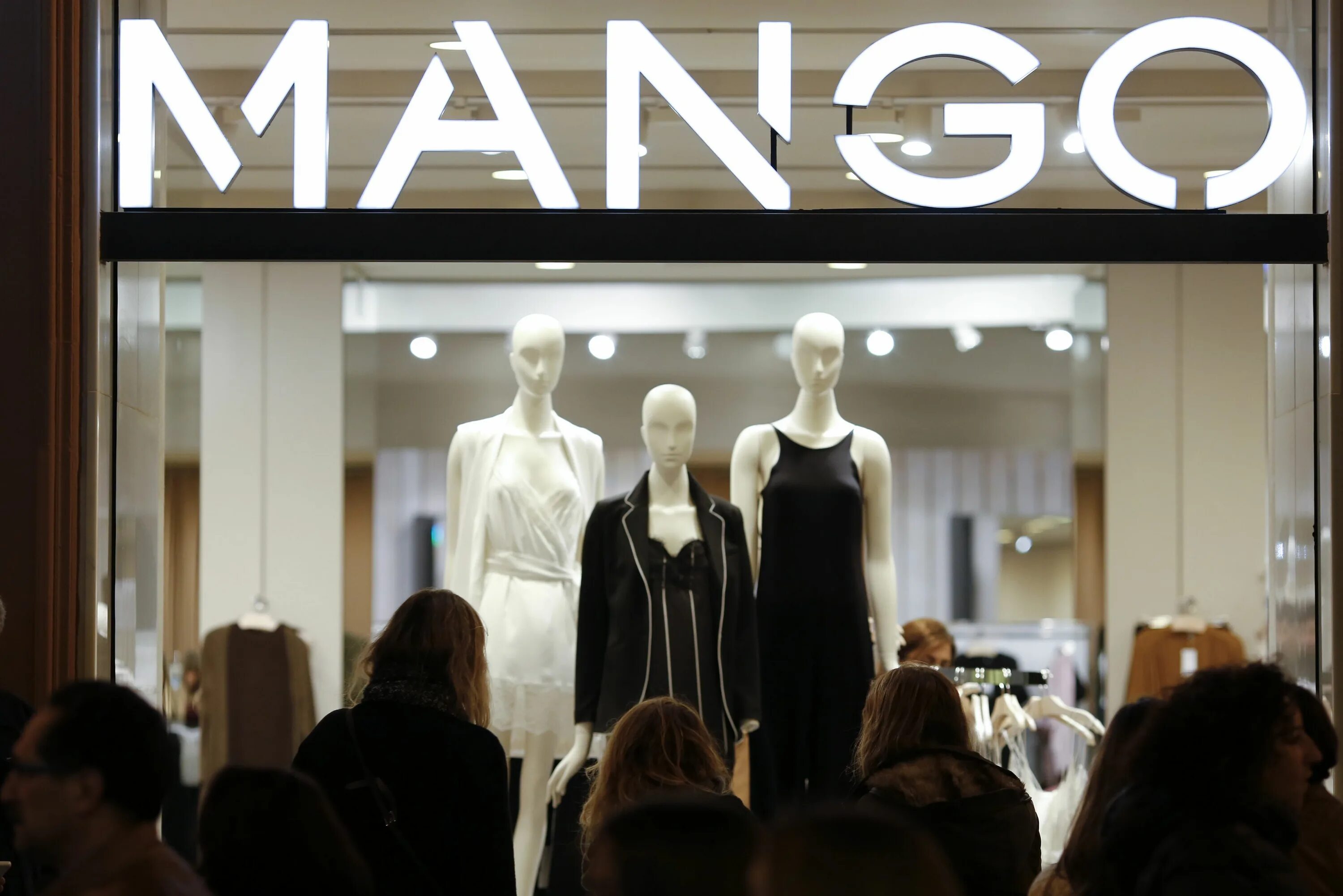 Mango сайт одежда. Mango бренд одежды. манго магазин. фото магазина манго. манго магазин одежды.