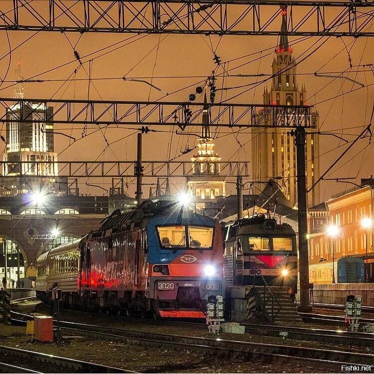 Жд вокзал казань 1. Казанский вокзал пирон. Эп2к на казанском вокзале. Москва поезд казанский вокзал. Казанский вокзал поезд москва казань.