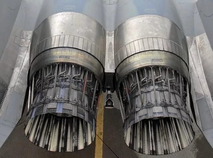 Со из сопла двигателя. F 15 e двигатели. f-15c двигатели. f-15 сопла. авиадвигатель ф 15.