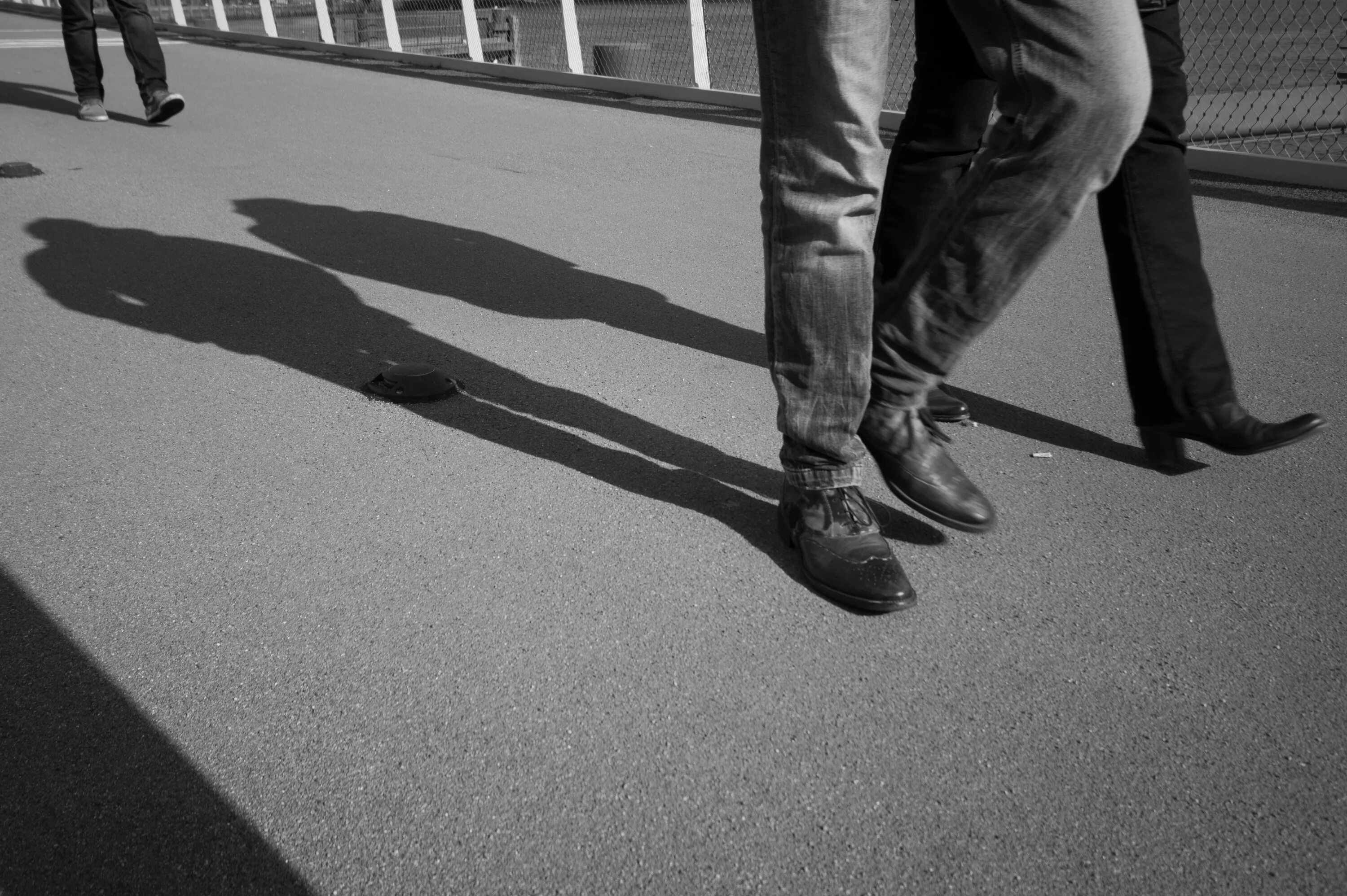 Shadows walking. В тени человека. Тень человека эстетика. Шаг назад. Большая тень покупателя.