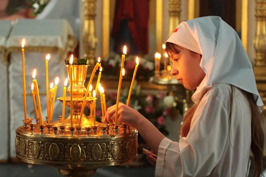 свеча за здравие. сходить в церковь свечку. свеча в храме за здравие. свеча в церкви за упокой. свечи в храме поджигают.