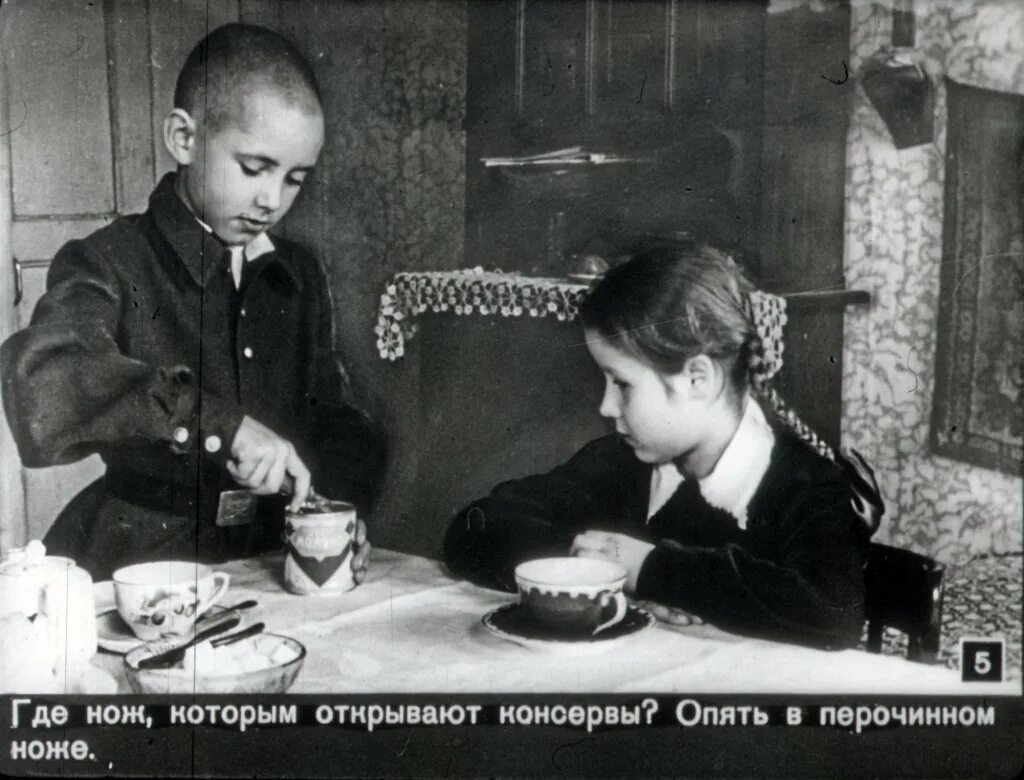 Обнажённость детство мальчик. Говорящие мемы детства. Мальчик и девочка в деревне. История из детства родителей. Описание бабушки из детства.