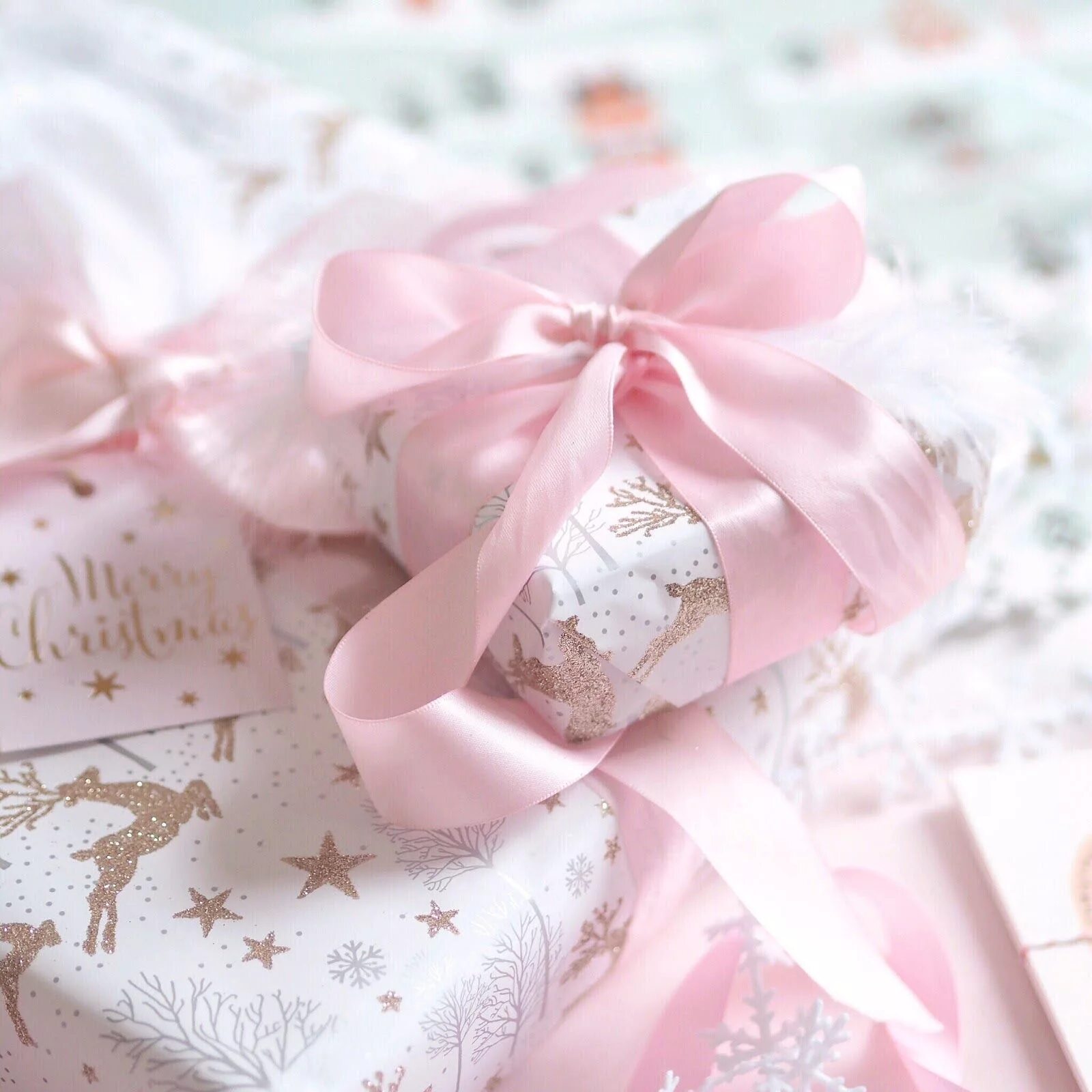 Нежность в подарок. Нежный подарок. Подарок розовый. Подарки в нежных тонах. Подарок розовый нежный.