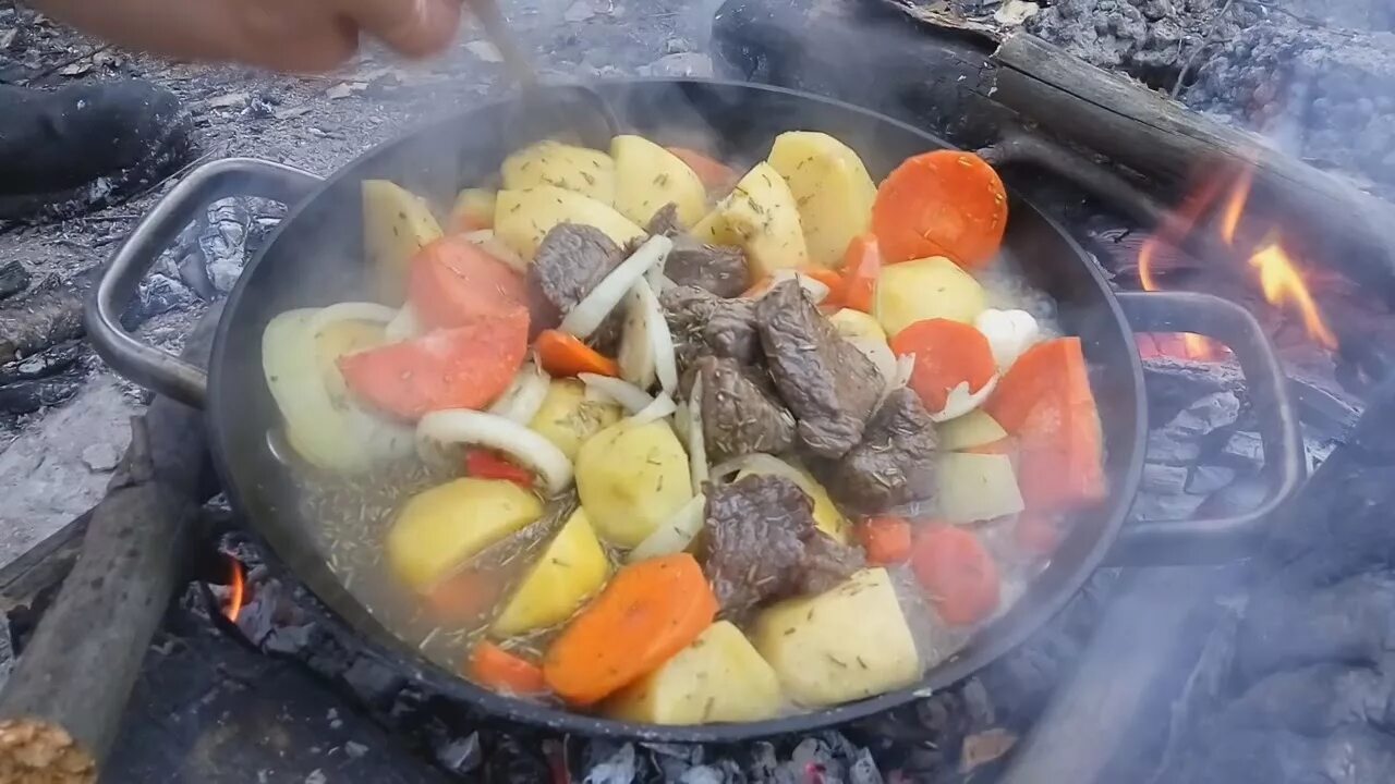 Картошка с овощами в казане на костре. Рагу на костре. Казан на костре. Рагу на костре. Блюда в котелке на костре.