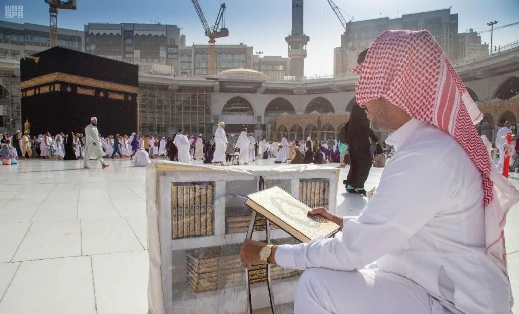 Намаз в мекке. Намаз мечеть Мекка. Ал-Масджид ал-харам в Мекке. Умра Шейх. Чтение Корана в Мекке.