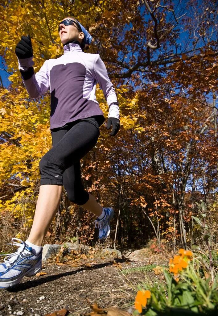 Спорт осенью. Осенний спорт. Осенняя пробежка. Одежда для бега на улице. Пробежка весной