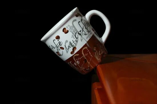 падающие чашки. падающая чашка. падающие кружки. падающая чашка. чашка кофе всплеск.