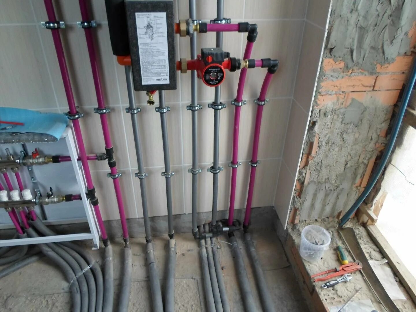 Коллектор для труб рехау из сшитого полиэтилена. Труба рехау тройниковая. 1015813 oventrop. Коллектор для сшитого полиэтилена rehau. Сшитый полиэтилен rehau.