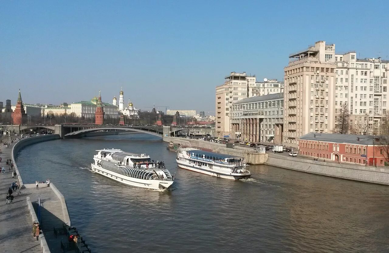 Москва река читать краткое. Новоспасский мост парк Горького. Речные электросуда в Москве. Москва река судоходство. Москва Ривер.