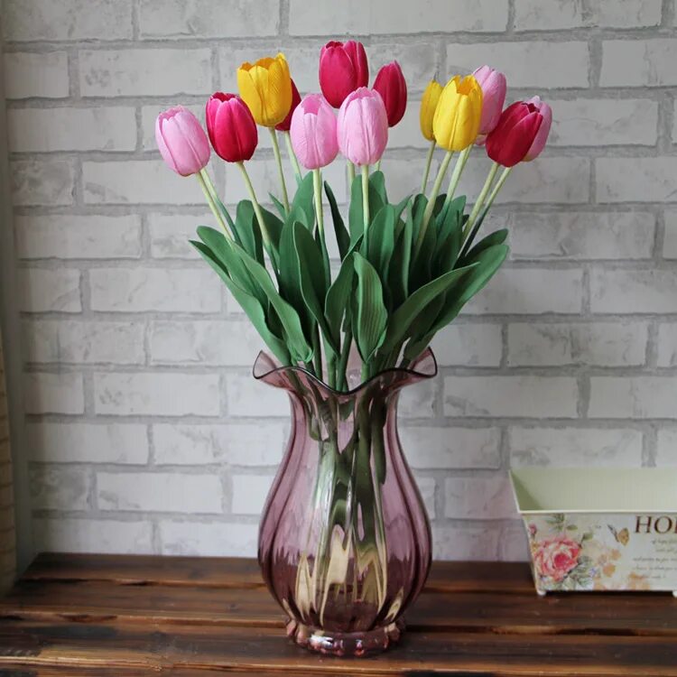 Сколько стоят в вазе тюльпаны с водой. Ваза с тюльпанами. Разноцветные тюльпаны в вазе. Искусственные тюльпаны в интерьере. Тюльпаны в круглой вазе.