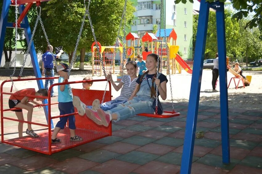 Куда отправляют детей из белгорода. Детская площадка с детьми. Инклюзивная детская площадка. Дети на площадке. Инклюзивные площадки для детей.