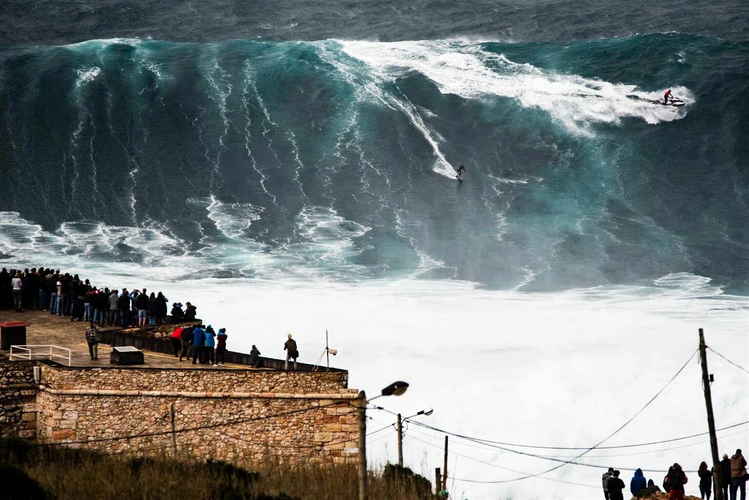 Самая высокая волна. Nazare Португалия. Nazare Португалия серфинг. Nazare Portugal волны. Шторм Назаре Португалия.