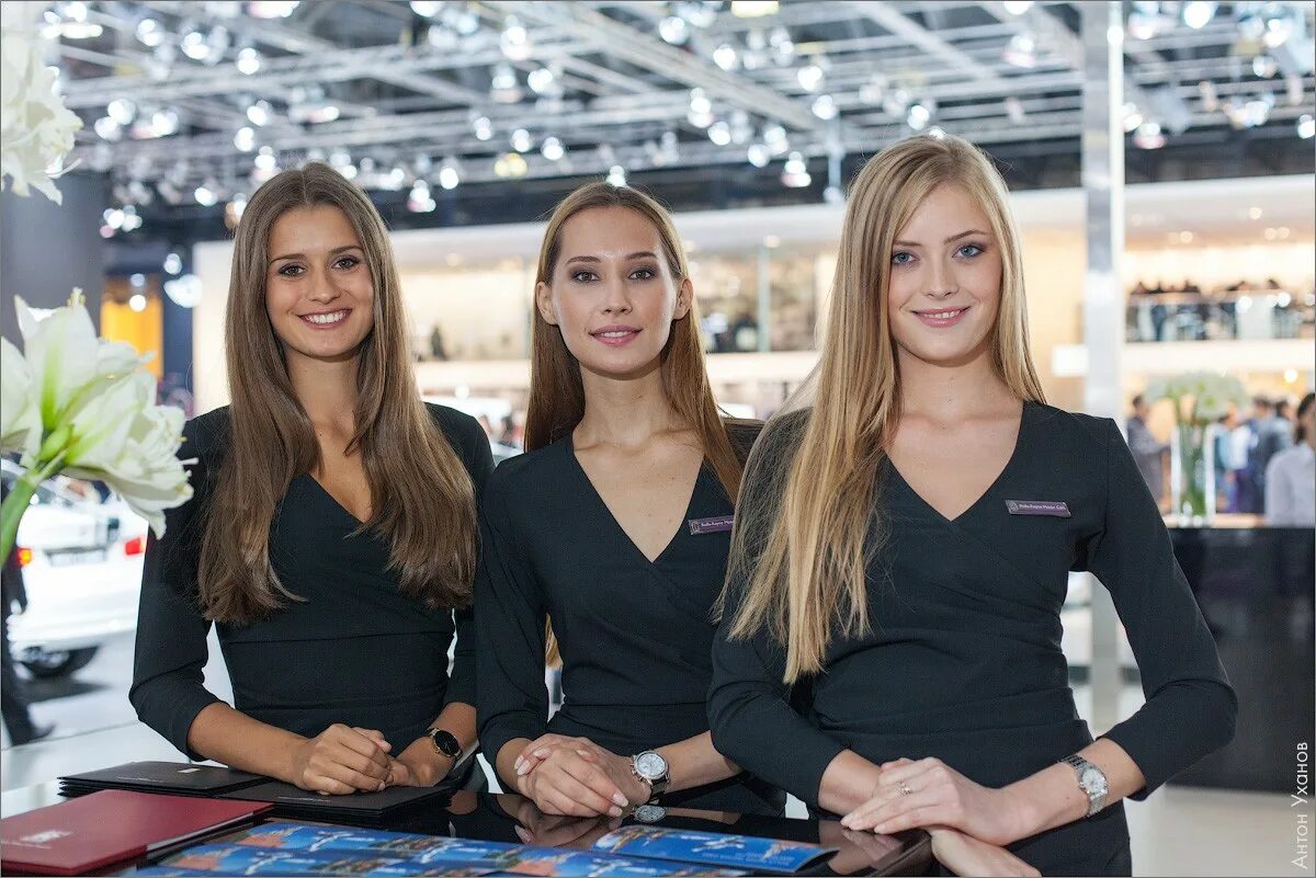 Промо девушки. Самые красивые девушки франции. Красивая девушка промоутер. Красивые девушки на выставках. Красивые девушки на выставках.