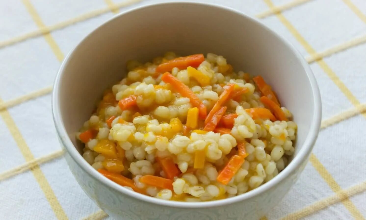 Перловка с овощами рецепты. Перловая каша с овощами. перловка с овощами на сковороде. постная перловая каша с овощами. перловка с овощами в духовке постная.