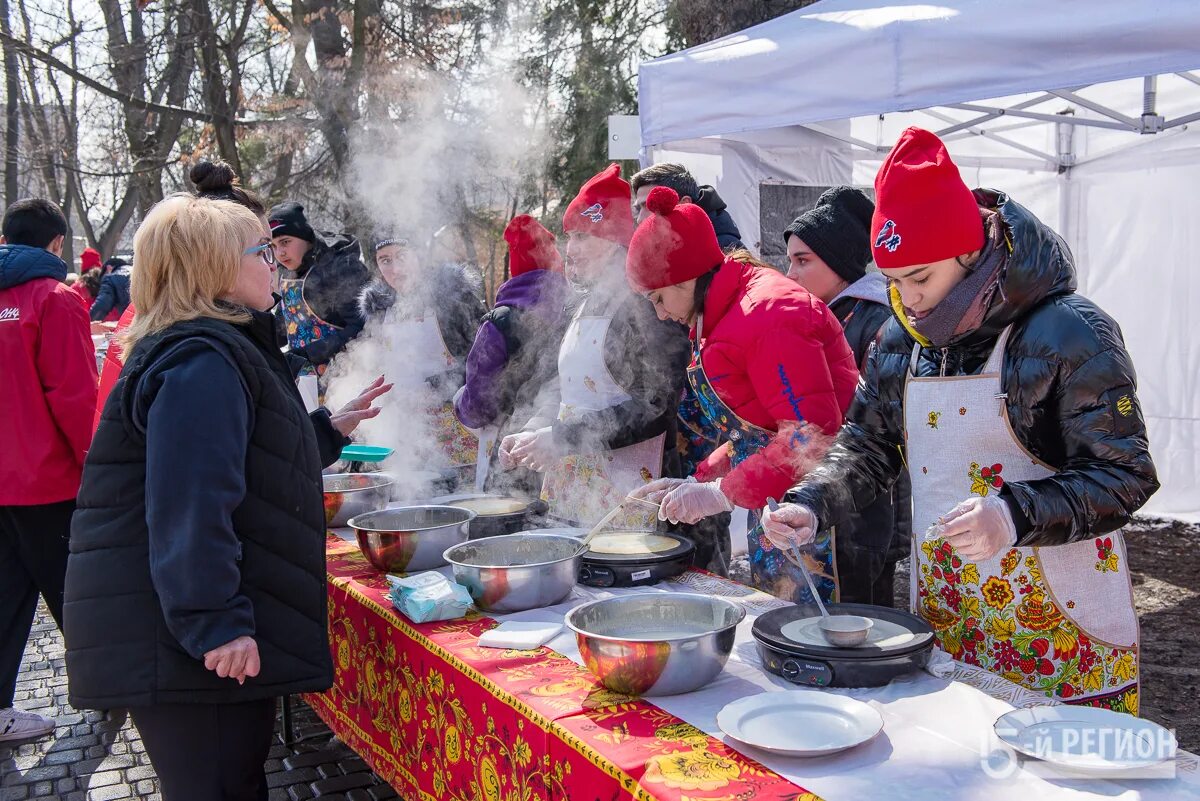 Масленица георгиевск. Народные гуляния на Масленицу. Масленица красные баки. Гуляние на Масленицу в Первоуральск. Масленица в Первоуральске.