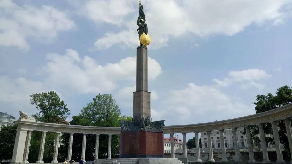 Вена памятник советскому солдату. Памятник красной армии в Вене. Памятник советским солдатам в Бухаресте. Вена монумент на площади Schwarzenbergplatz, посвященный советским солдатам.