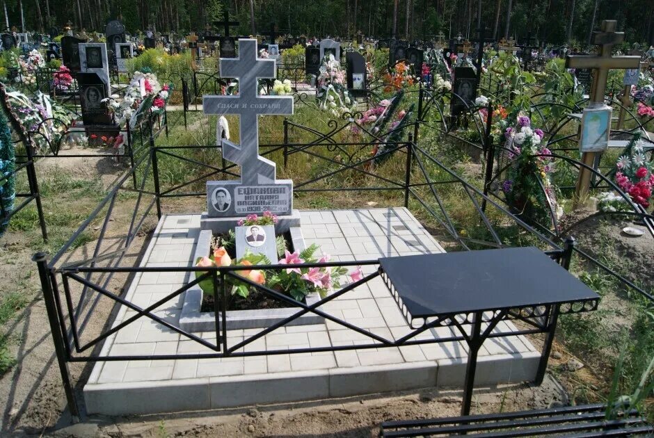 Памятник на православном кладбище. Гранитные кресты на кладбище. Памятник крест на могилу. Благоустройство могилы с крестом. Поправить памятник на кладбище
