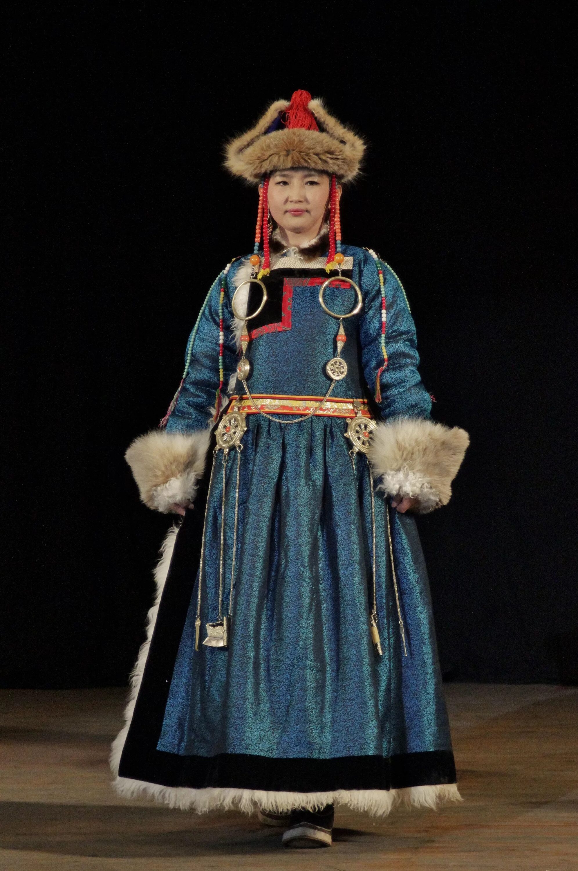 Дэгэл бурятский. Бурятский национальный костюм дэгэл. Дэли национальный костюм Монголии. Бурятский национальный костюм Хоринских бурят.