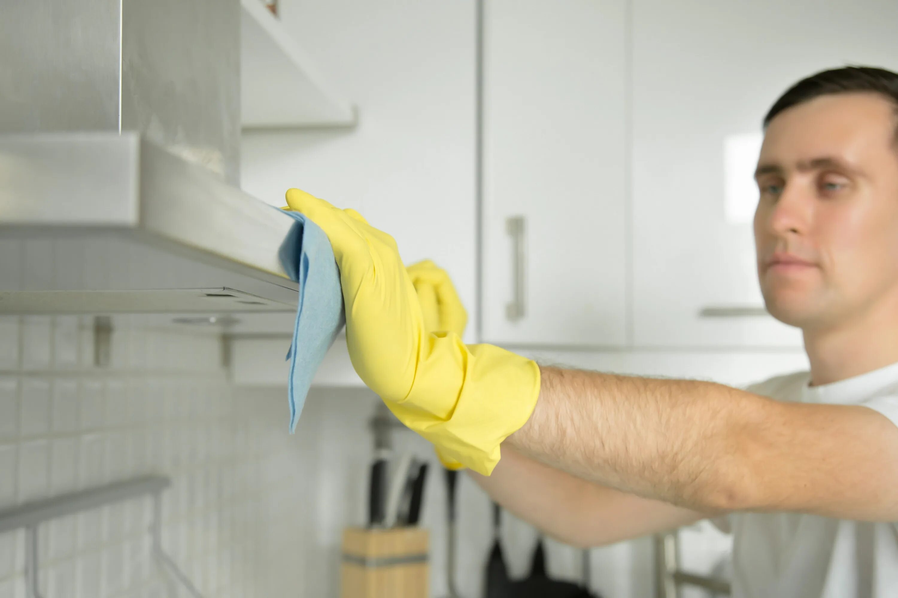 Очистить вытяжку от жира в домашних. Мытье вытяжки. Мытье вытяжки на кухне. Контеры для мытья Ввтяжки. Уборка кухни.