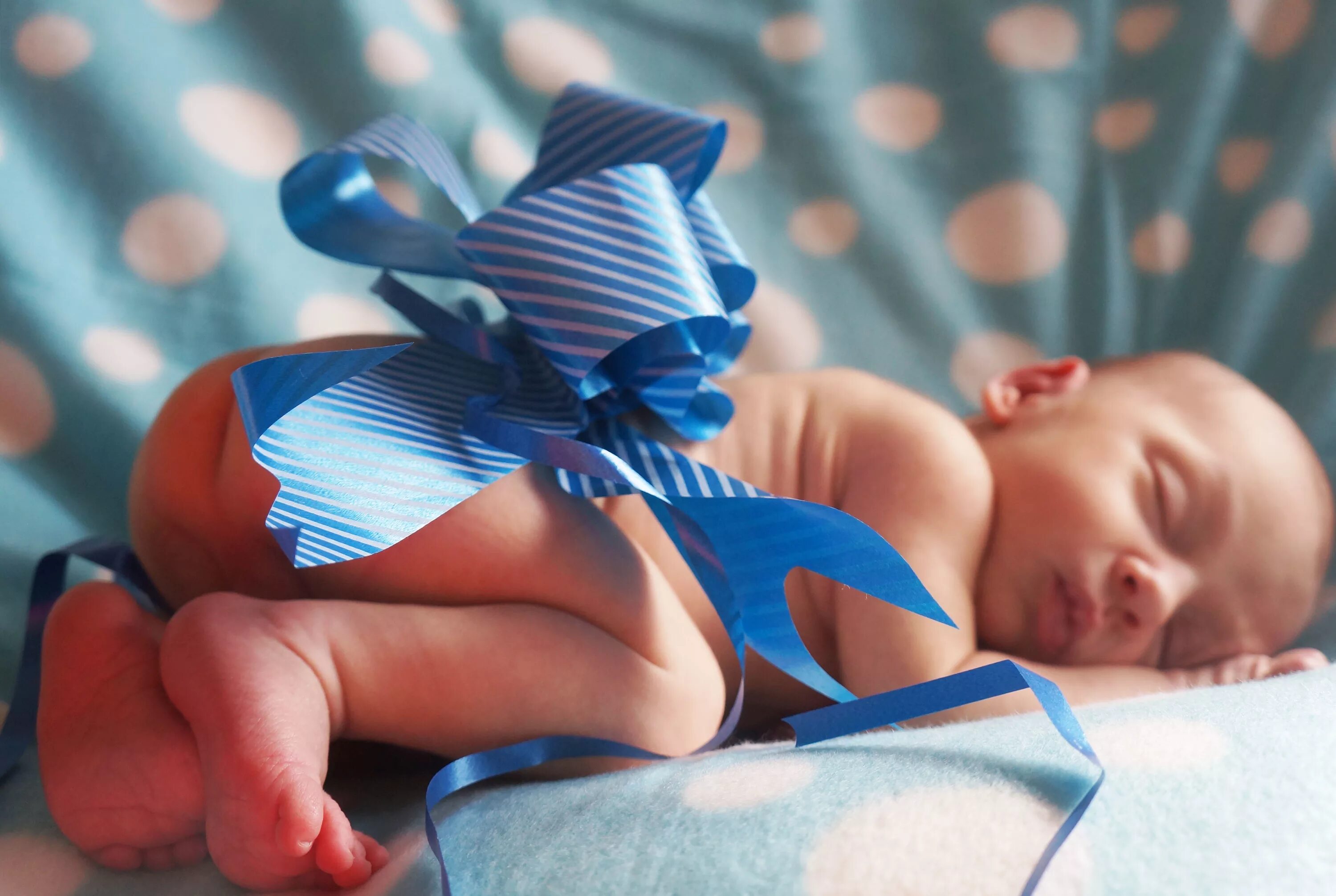 Ждать 2 месяца. Фотосессия беременной мальчиком. Беременный мальчик. Беременные мальчишки. Новорожденный с голубой лентой.