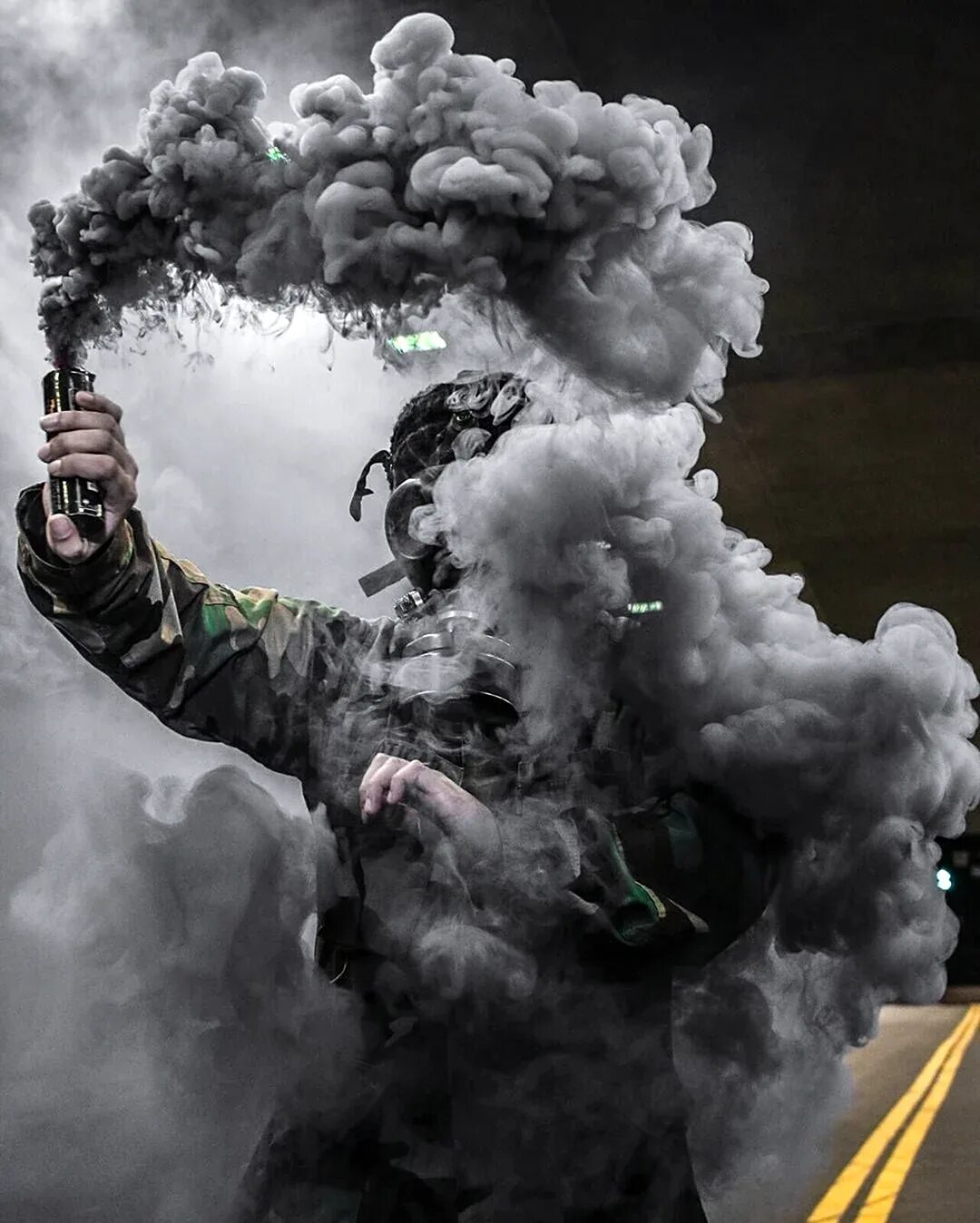 Тын дым. Дым. человек в дыму. фотосессия с дымом.