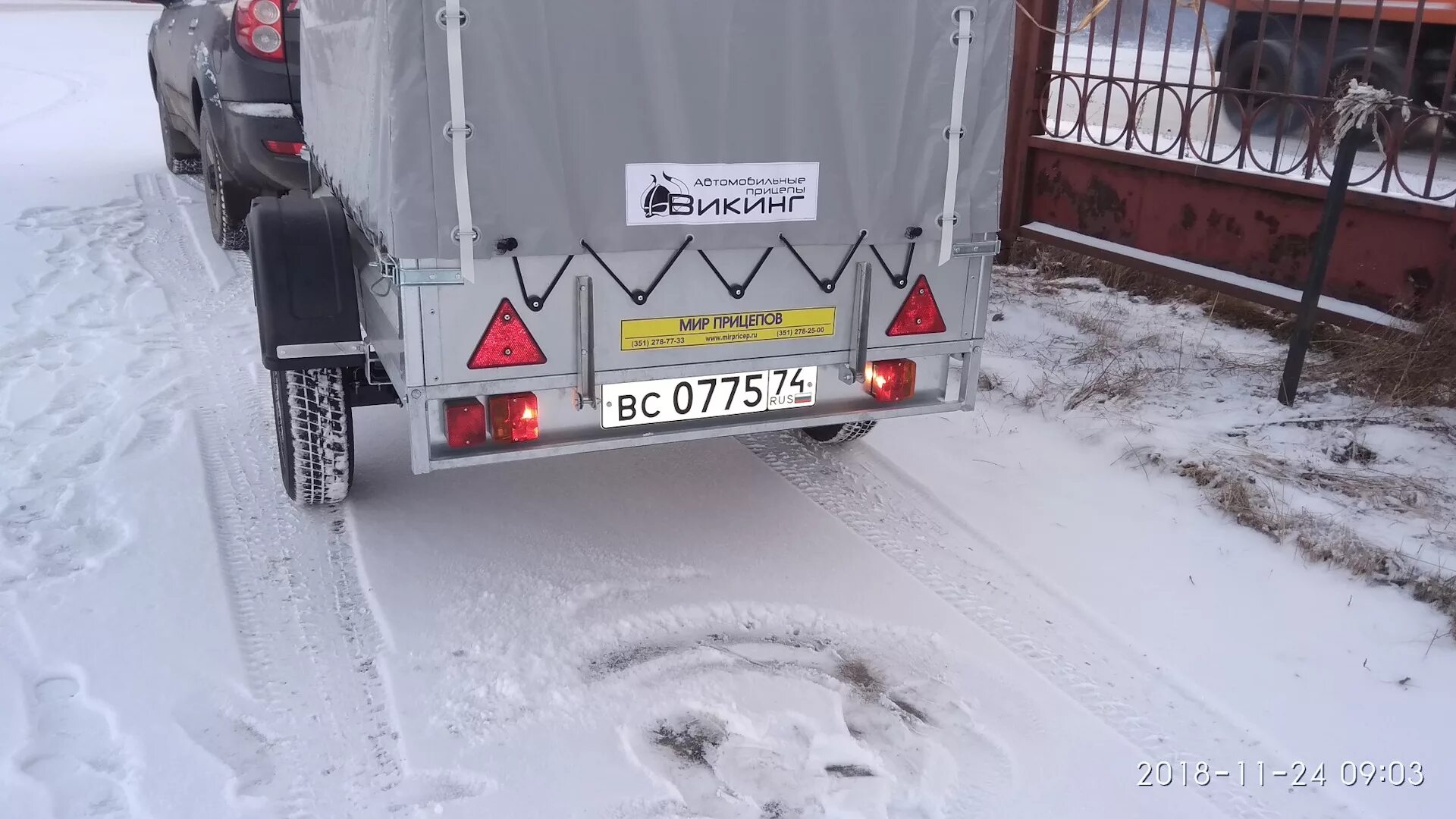 Номер на прицепе легкового автомобиля. Крепление номерного знака на прицеп Викинг. Гос номер 763 для прицепов. Прицеп, ГРЗ в0137750. Прицеп гос номер рк195737.