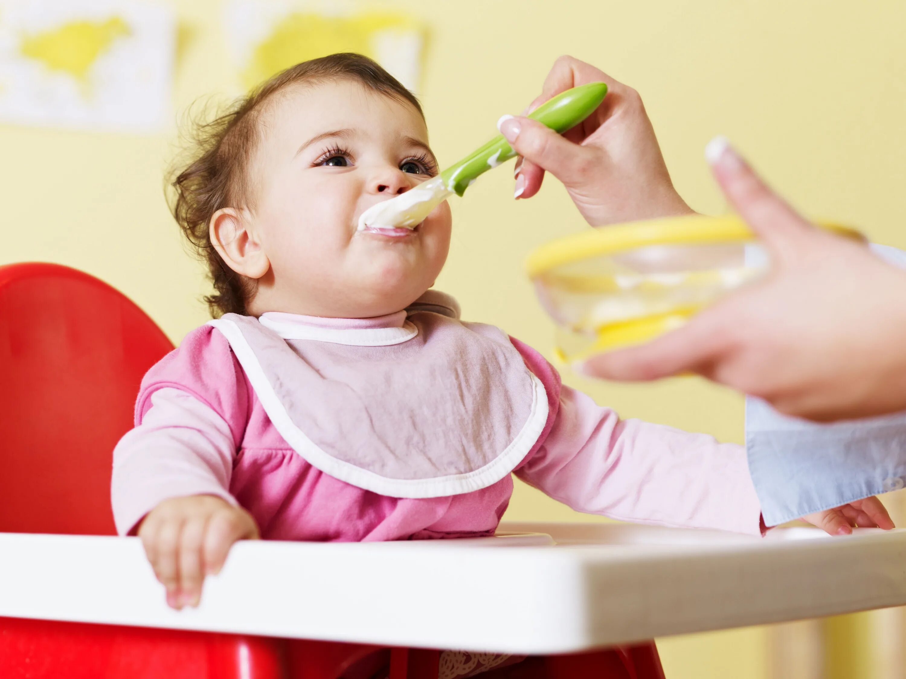 Питание детей. Кормление ребенка. Малыш кушает. Маленький ребенок с едой.