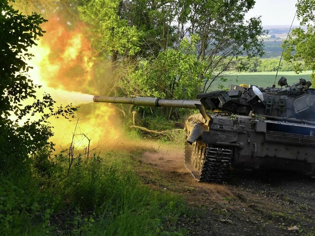 Нападение колонны. Т-80бвм на Украине. Танк т 80 на Украине. Т-80 ВСУ. Т-80 на Украине 2022.