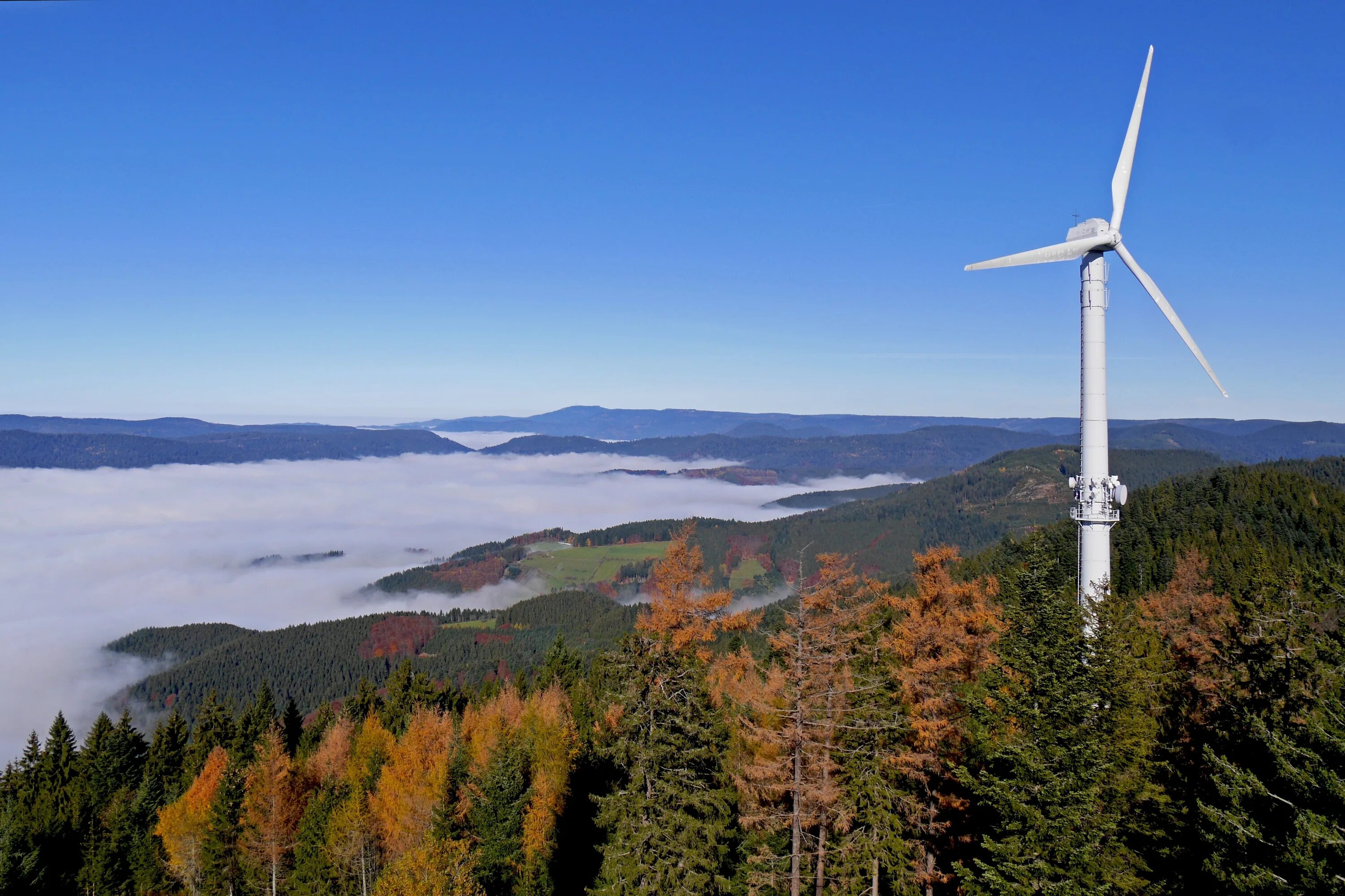 Ветряные горы Киев. Ветряки на Холме. Горная ветряная локация. Wind Turbine in Forest.