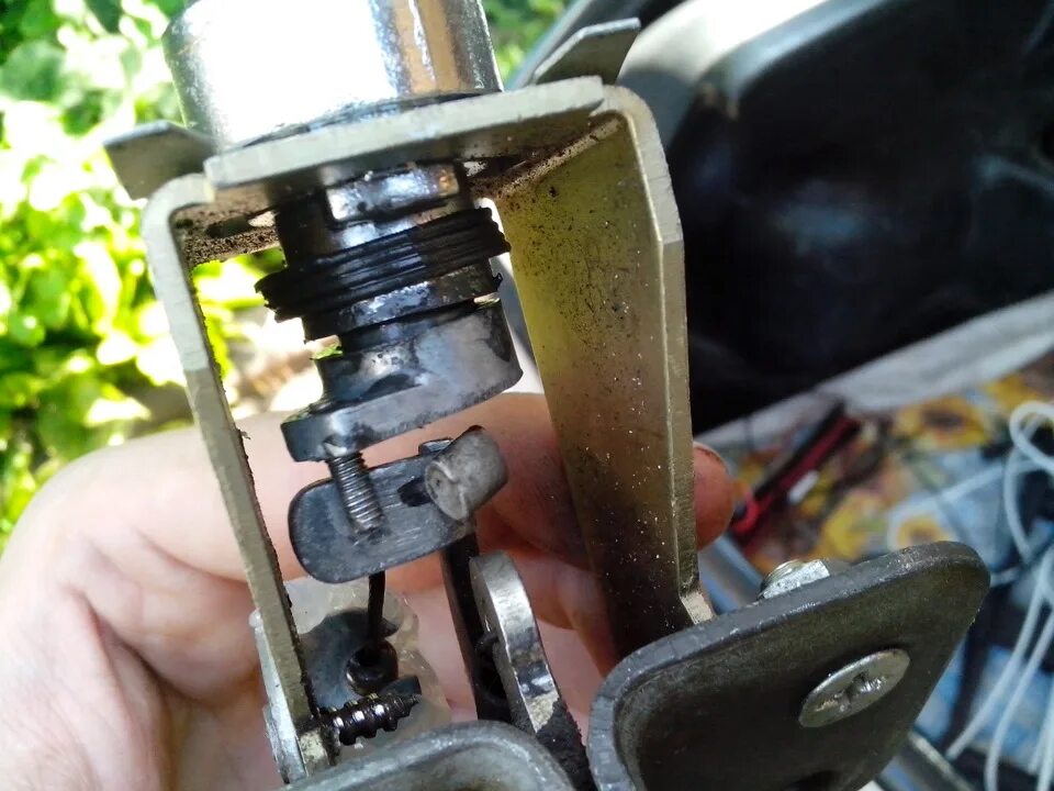 Замок крышки багажника иж ода 2126. Механизм замка багажника иж-2126. Замок багажника ода. Замок багажника иж. Механизм замка багажника иж-2126.