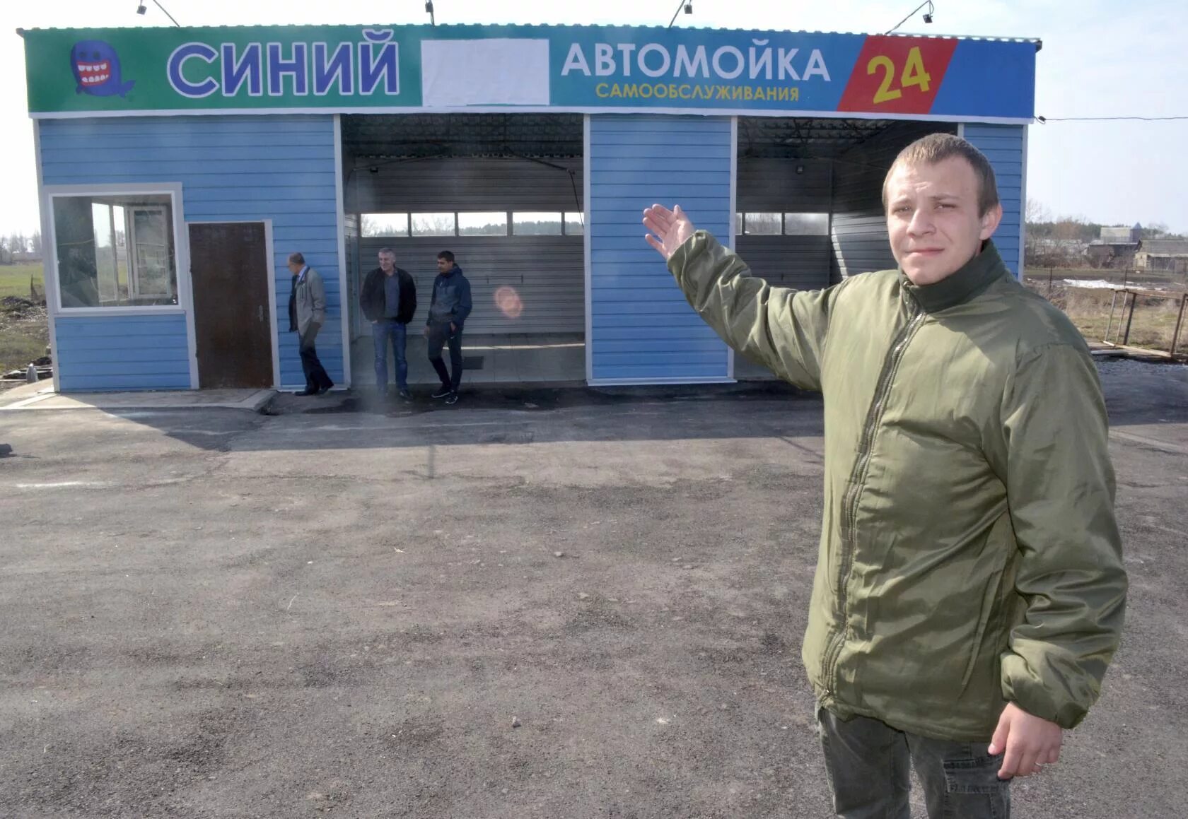 Бесконтактная мойка питер. Хозяин автомойки. Мойка автомобиля. Автомойка. Администратор автомойки.