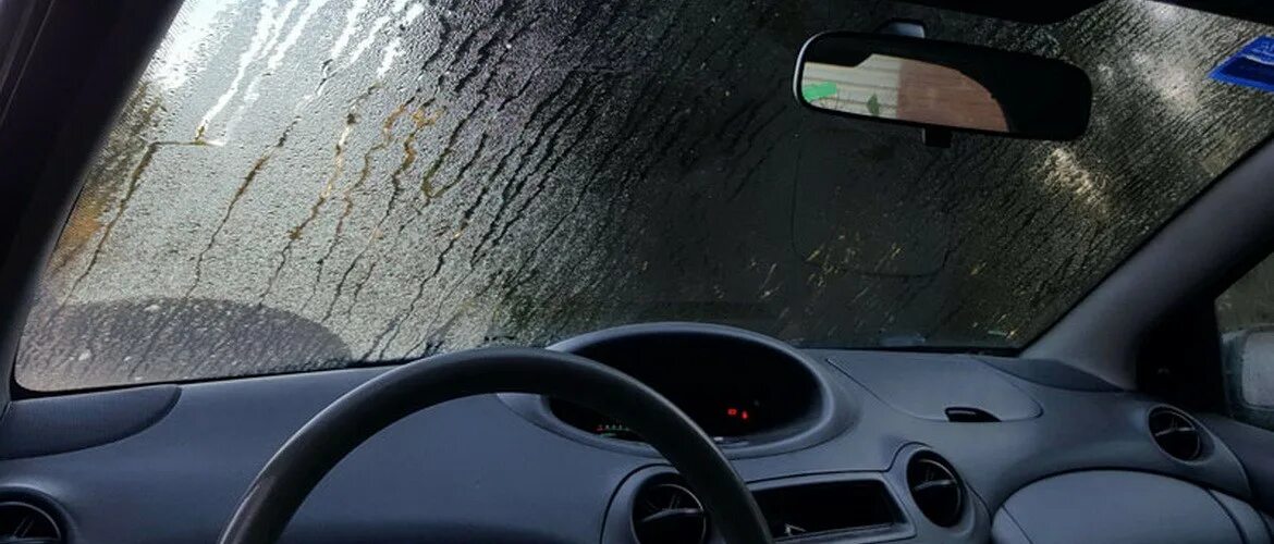 Потеет машина в дождь что делать. Запотевшее стекло автомобиля. Запотевшее окно в машине. Машина с запотевшими стеклами. Окно машины изнутри.