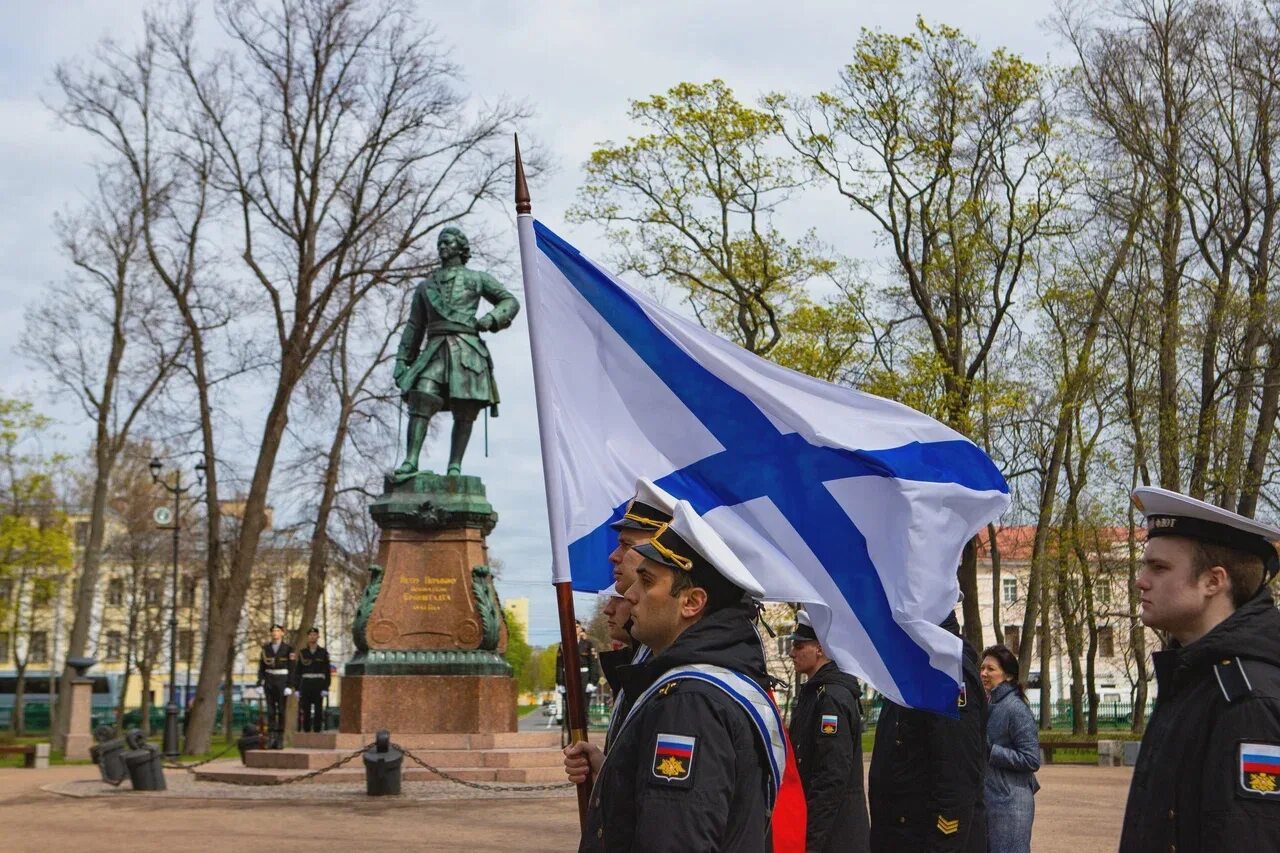 Кронштадт 9 мая 2025 программа. Памятник петру 1 в кронштадте. день основания кронштадта. день рождения кронштадта.